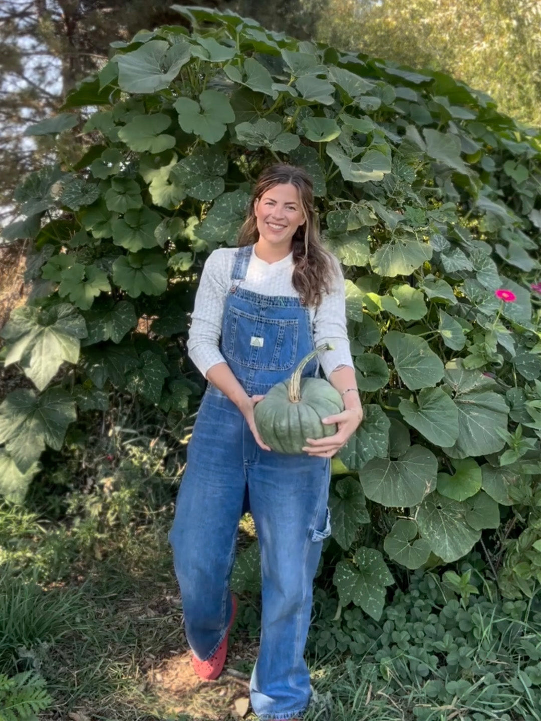 SUENTA Damen-Latzhose aus Denim Vintage-Look praktische Schlaufe grüne Ziernähte