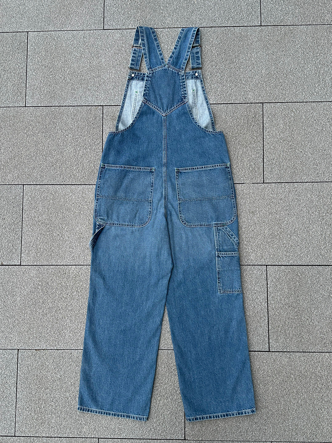 SUENTA Damen-Latzhose aus Denim Vintage-Look praktische Schlaufe grüne Ziernähte
