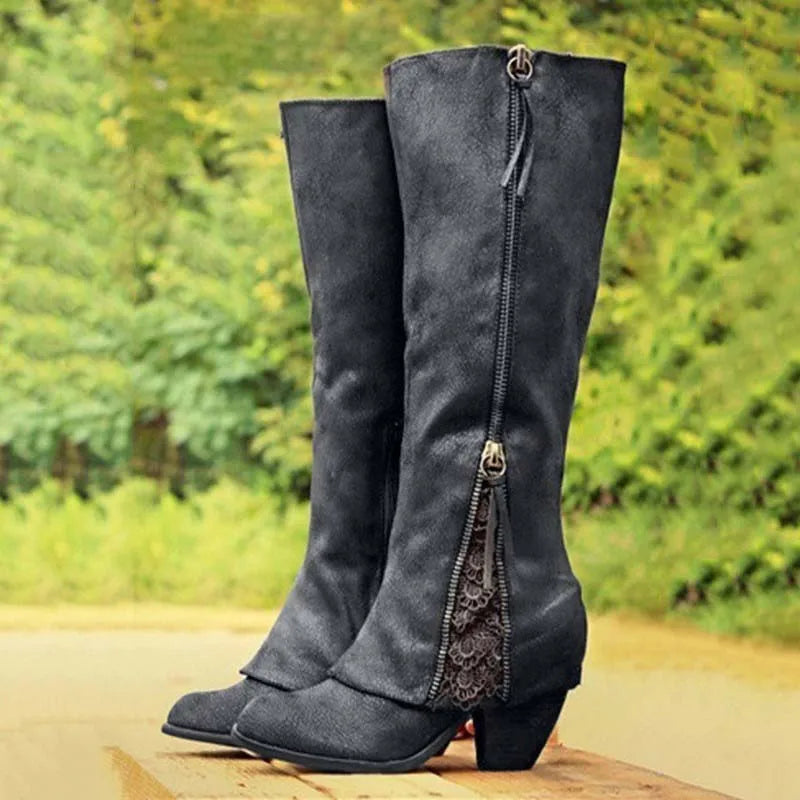 Damaris | Knielange Damenstiefel mit Seitenreißverschluss und Spitzendetail