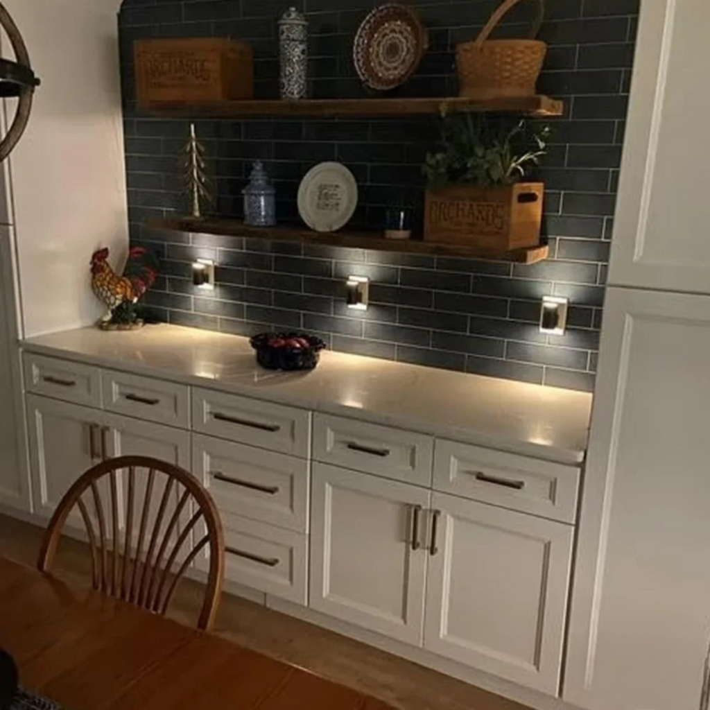 SUENTA Smarte LED-Nachtlampe mit Tag-Nacht-Sensor und stufenloser Dimmung – Plug & Play-Lösung fürs Zuhause