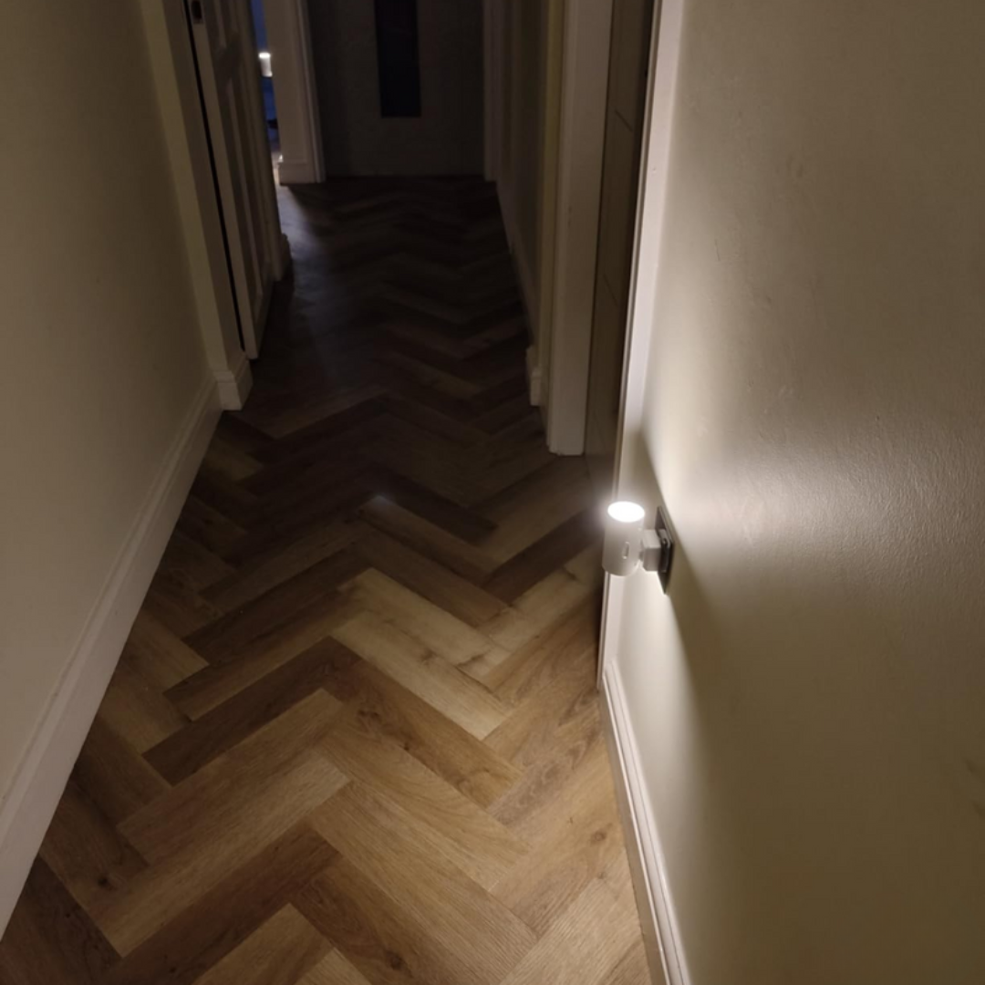 SUENTA Smarte LED-Nachtlampe mit Tag-Nacht-Sensor und stufenloser Dimmung – Plug & Play-Lösung fürs Zuhause