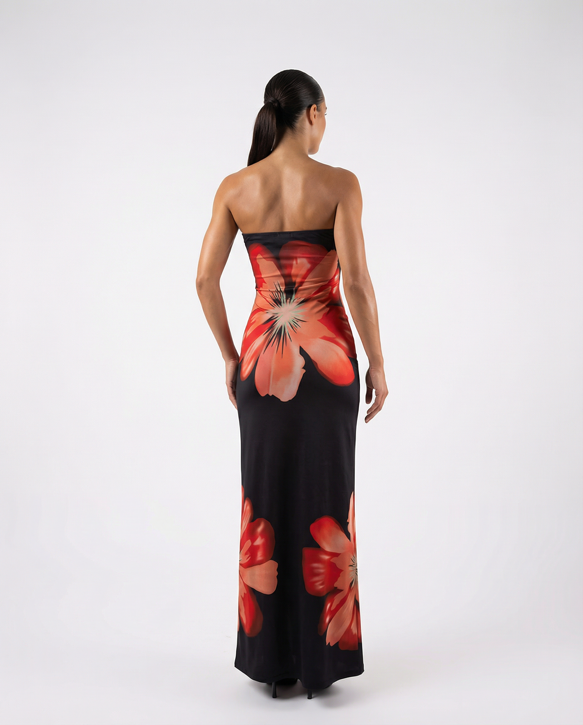 SUENTA Trägerloses Maxikleid mit Blumenmuster für Damen – Bandeau-Bodycon-Kleid mit kräftigem roten Blumenprint