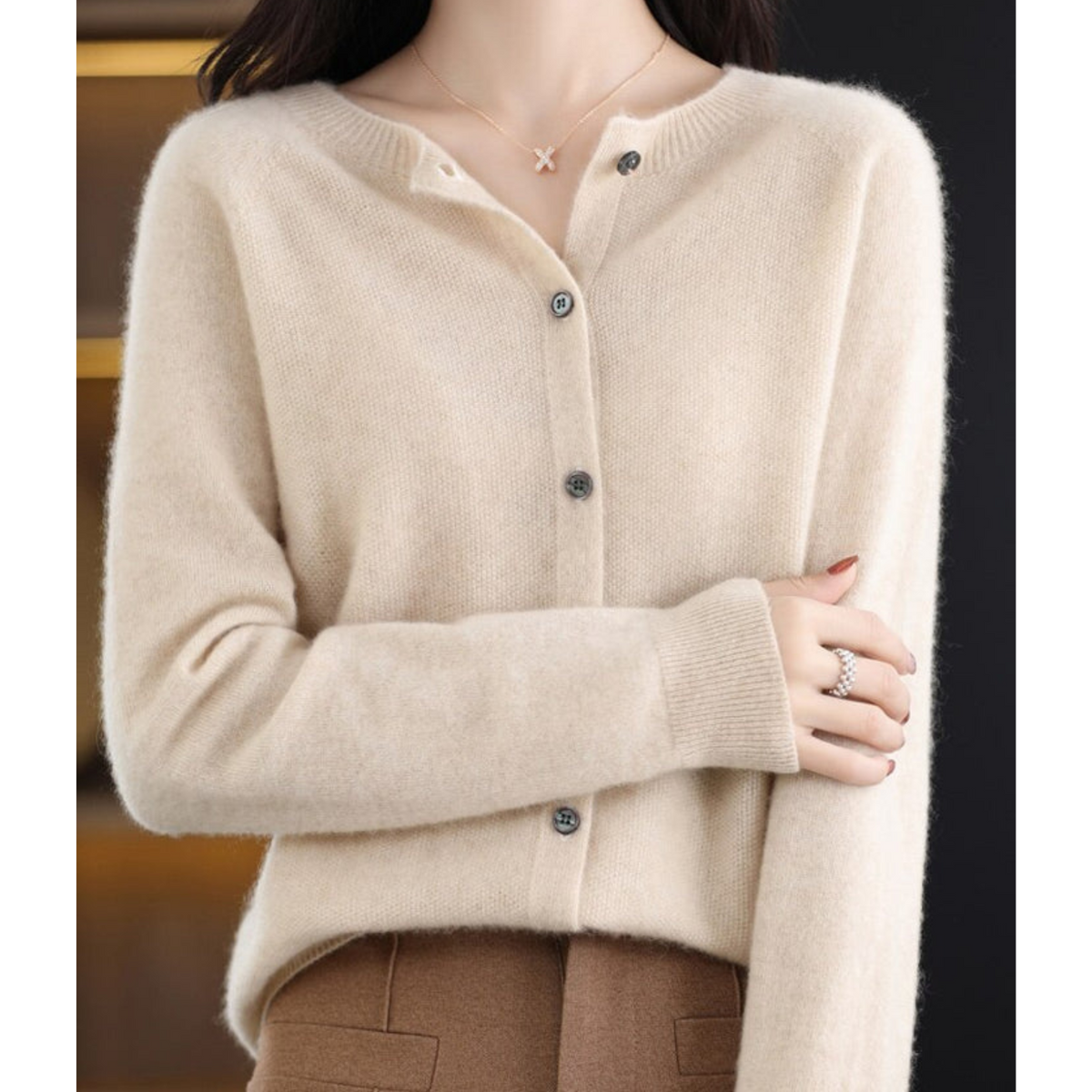 SUENTA Flōre | Damen Strickjacke | Rundhals & Knopfverschluss für zeitlose Wärme Khaki