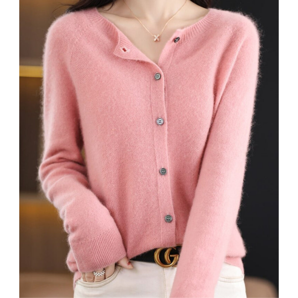 SUENTA Flōre | Damen Strickjacke | Rundhals & Knopfverschluss für zeitlose Wärme Hellrosa