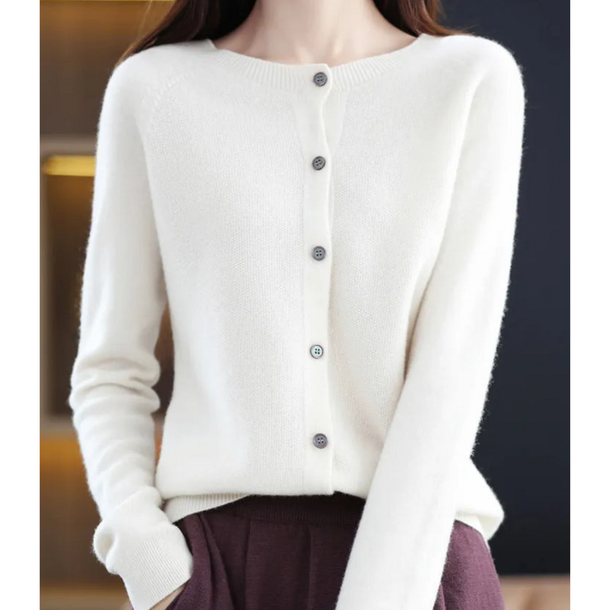 SUENTA Flōre | Damen Strickjacke | Rundhals & Knopfverschluss für zeitlose Wärme Weiß