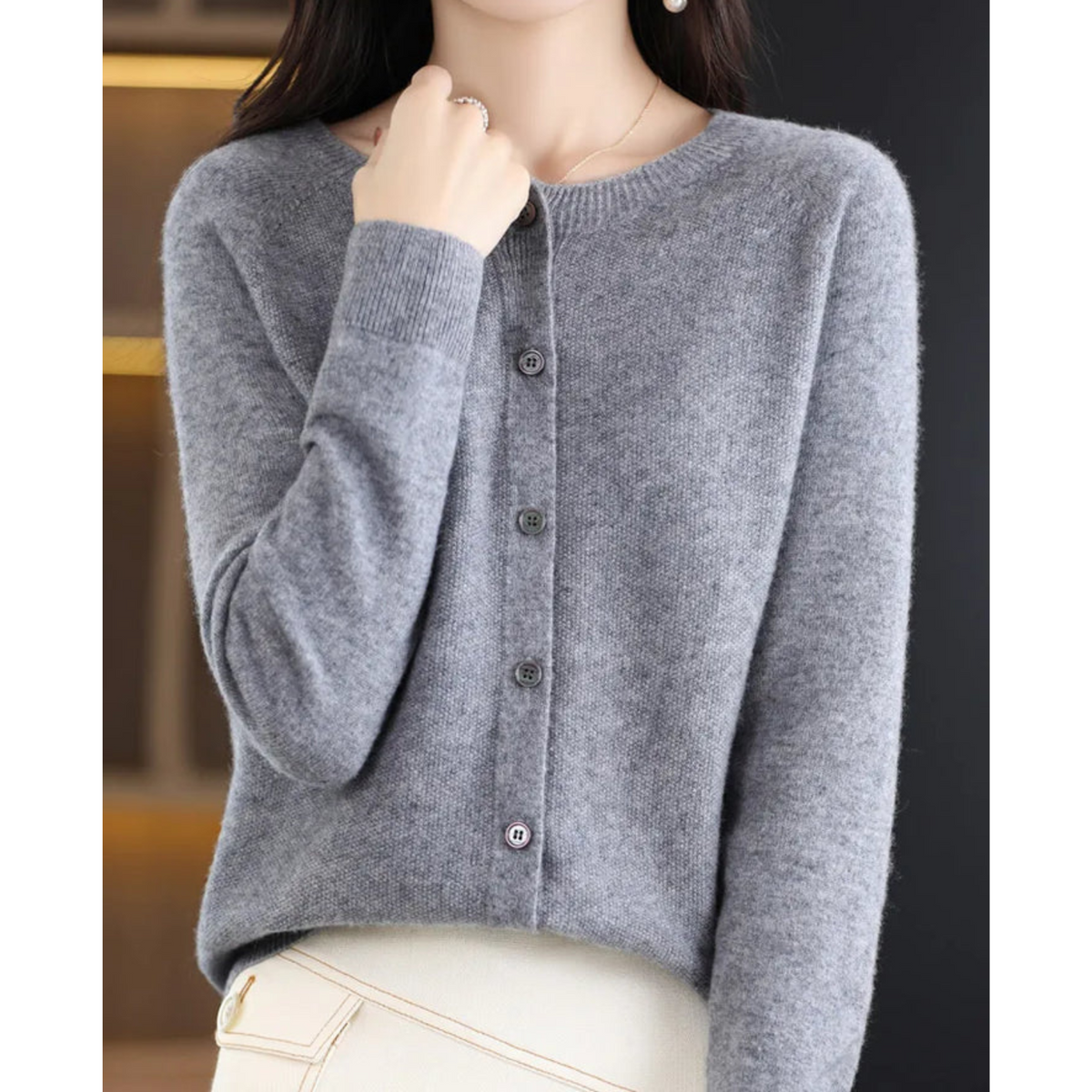 SUENTA Flōre | Damen Strickjacke | Rundhals & Knopfverschluss für zeitlose Wärme Grau