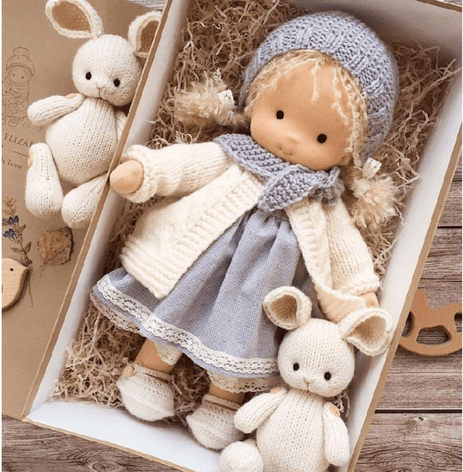 SUENTA Handgefertigte Waldorf-Kuschelpuppe – Poppi E