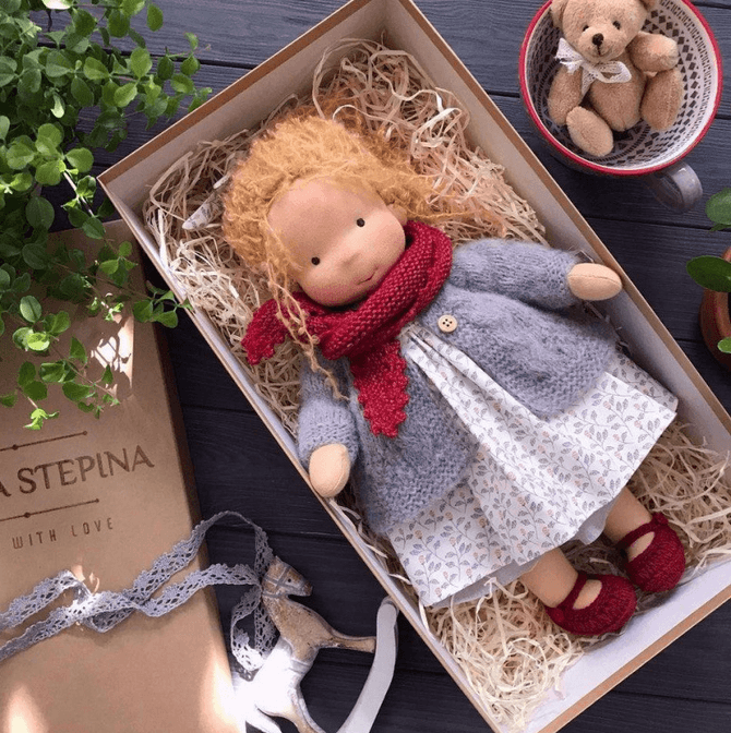 SUENTA Handgefertigte Waldorf-Kuschelpuppe – Poppi