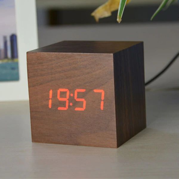 Digitale Würfel-Tischuhr für modernes Interieur