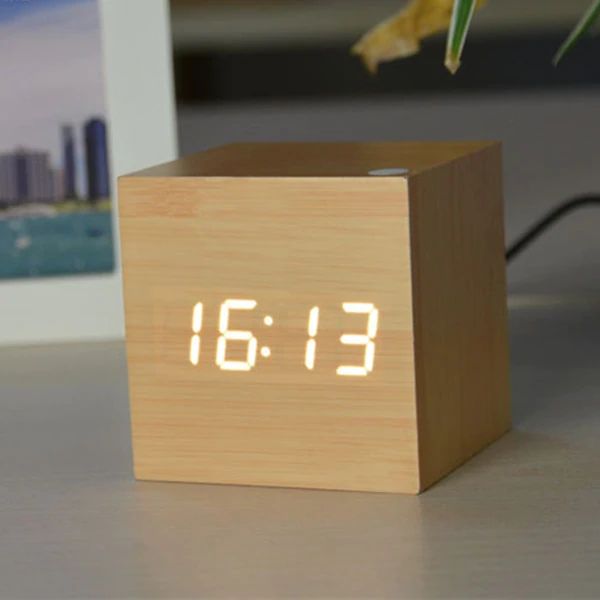 Digitale Würfel-Tischuhr für modernes Interieur