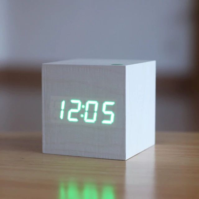 Digitale Würfel-Tischuhr für modernes Interieur