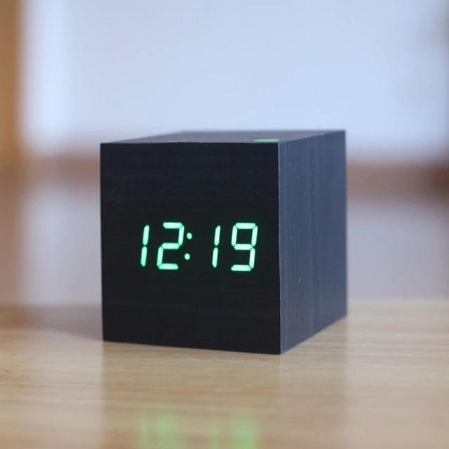 Digitale Würfel-Tischuhr für modernes Interieur
